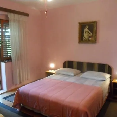 Apartman Maca & *
